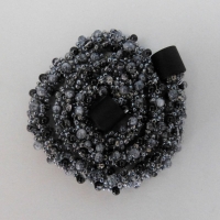 Perlenkette gehäkelt in grau schwarz, 50 cm, Magnetverschluss