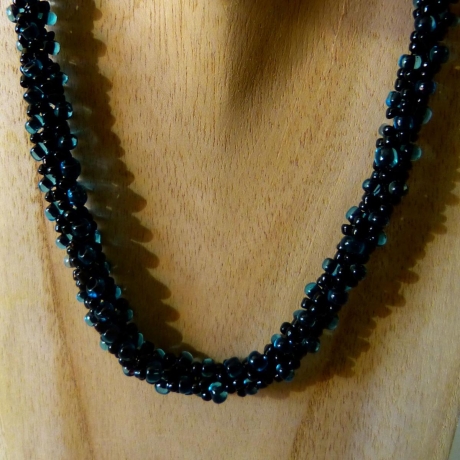 Perlenkette gehäkelt in petrol schwarz, 44 cm, Häkelkette