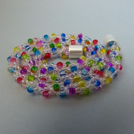 Perlenkette gehäkelt in transparent bunt, 44 cm, Häkelkette