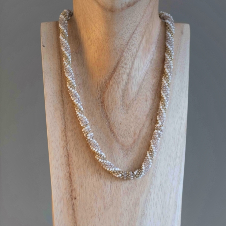 Häkelkette, Perlenkette, Halskette gehäkelt, gold weiß, 48 cm