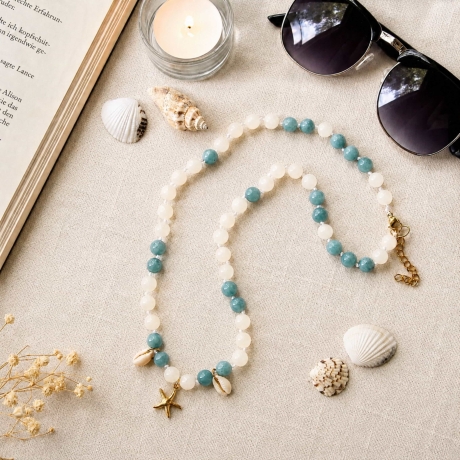 Kauri Muschel Halskette mit Jadeperlen – blau & natur