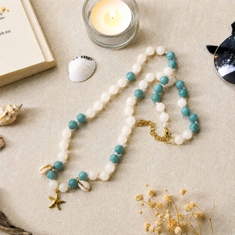 Kauri Muschel Halskette mit Jadeperlen – blau & natur