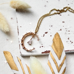 Lunar Elegance | Goldene Halbmond Kette mit Zirkon