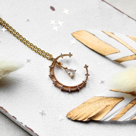 Lunar Elegance | Goldene Halbmond Kette mit Zirkon