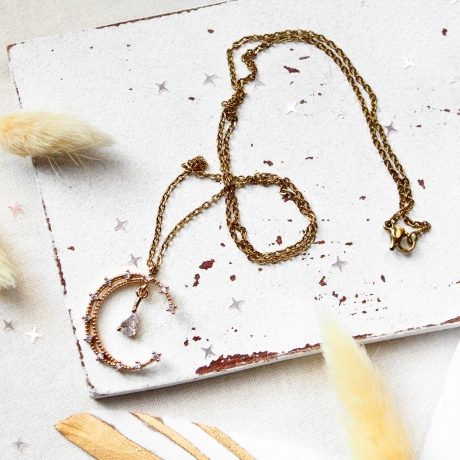 Lunar Elegance | Goldene Halbmond Kette mit Zirkon