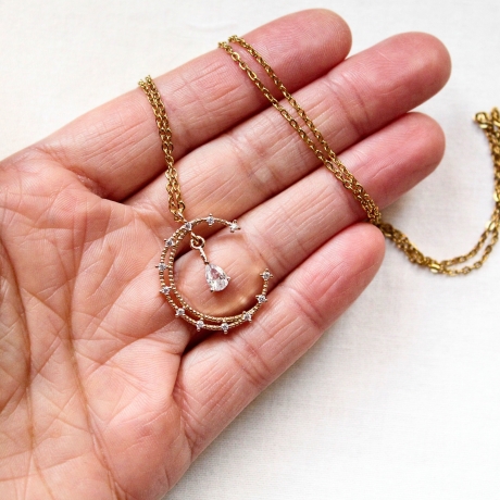 Lunar Elegance | Goldene Halbmond Kette mit Zirkon