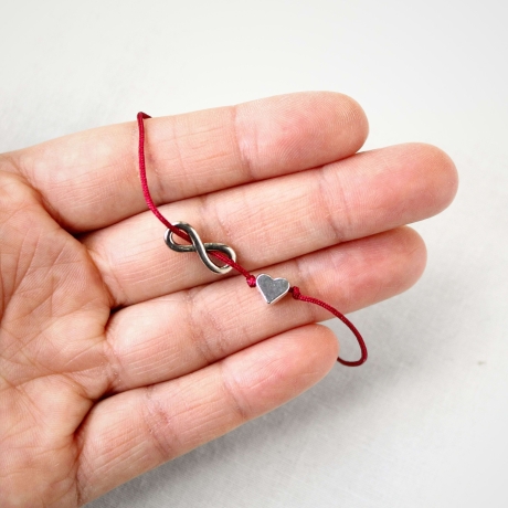 Armband mit Herz & Unendlichkeitszeichen – Makramee