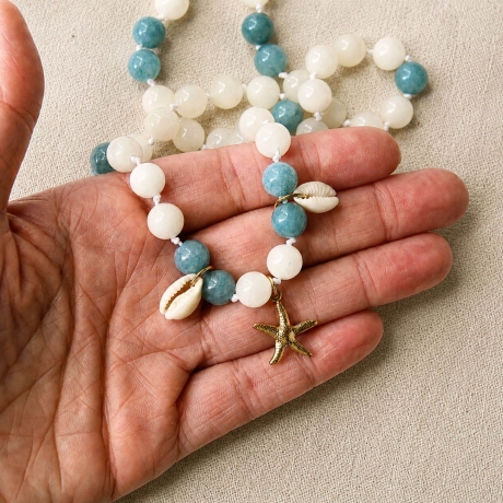 Kauri Muschel Halskette mit Jadeperlen – blau & natur