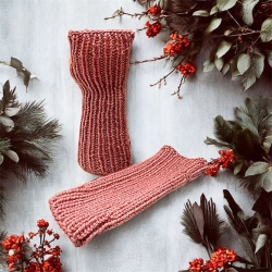 Handgestrickte Merinowoll-Armstulpen in Altrosa – Warm und Weich