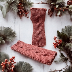 Handgestrickte Merinowoll-Armstulpen in Altrosa mit Zopfmuster