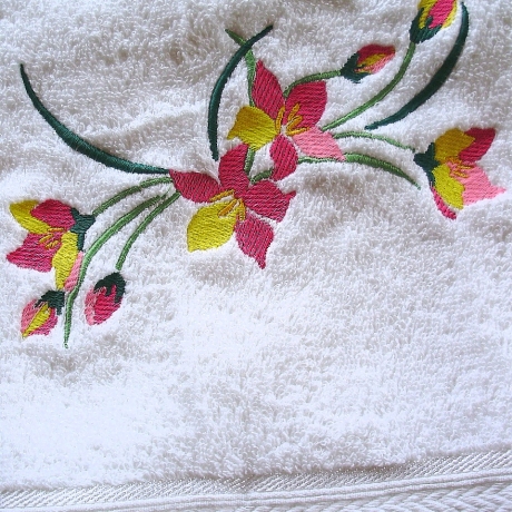 Handtuch♥weiß♥bestickt mit einer Blumenranke♥von Hobbyhaus