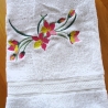 Handtuch♥weiß♥bestickt mit einer Blumenranke♥von Hobbyhaus