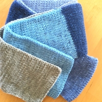 Herrenschal mit Farbverlauf Blautöne handgestrickt von Hobbyhaus
