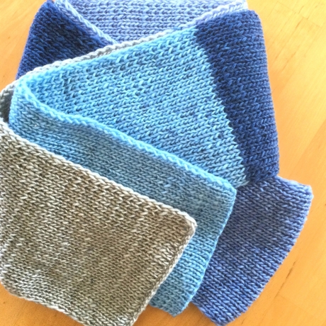 Herrenschal mit Farbverlauf Blautöne handgestrickt von Hobbyhaus