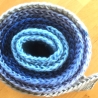Herrenschal mit Farbverlauf Blautöne handgestrickt von Hobbyhaus