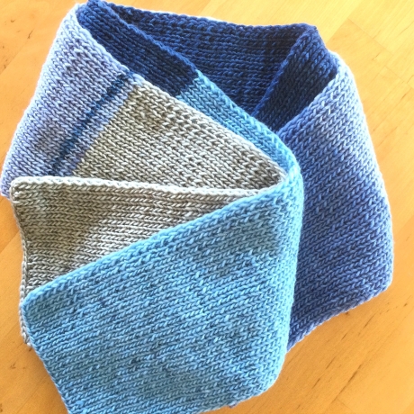 Herrenschal mit Farbverlauf Blautöne handgestrickt von Hobbyhaus