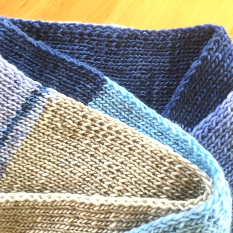 Herrenschal mit Farbverlauf Blautöne handgestrickt von Hobbyhaus