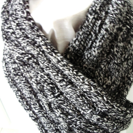 Herrenschal in schwarz-grau mit 3 Zöpfen handgestrickt