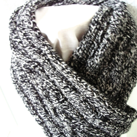 Herrenschal in schwarz-grau mit 3 Zöpfen handgestrickt