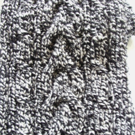 Herrenschal in schwarz-grau mit 3 Zöpfen handgestrickt