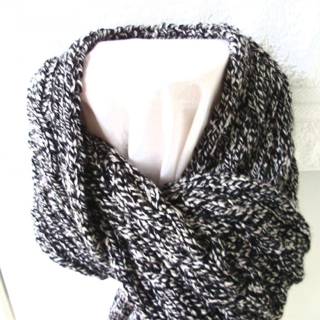 Herrenschal in schwarz-grau mit 3 Zöpfen handgestrickt