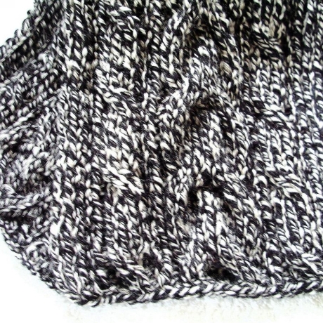 Herrenschal in schwarz-grau mit 3 Zöpfen handgestrickt