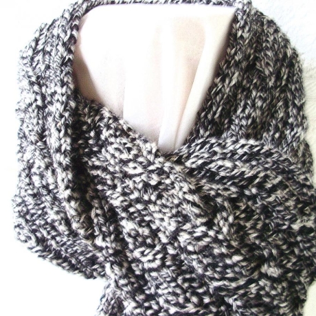 Herrenschal in schwarz-grau mit 3 Zöpfen handgestrickt