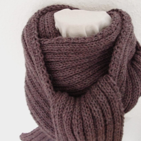 Herrenschal in Aubergine handgestrickt von Hobbyhaus