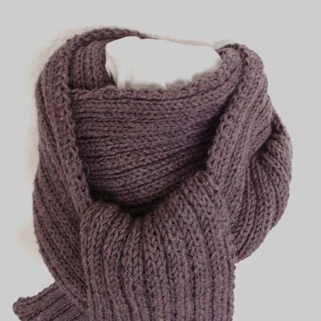 Herrenschal in Aubergine handgestrickt von Hobbyhaus