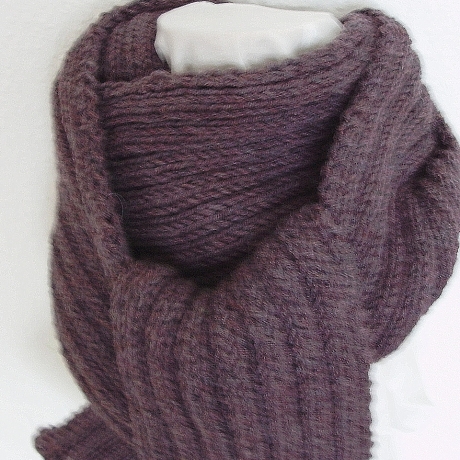 Herrenschal in Aubergine handgestrickt von Hobbyhaus