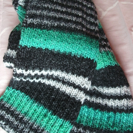 Herrenschal grün-grau-schwarz handgestrickt von Hobbyhaus