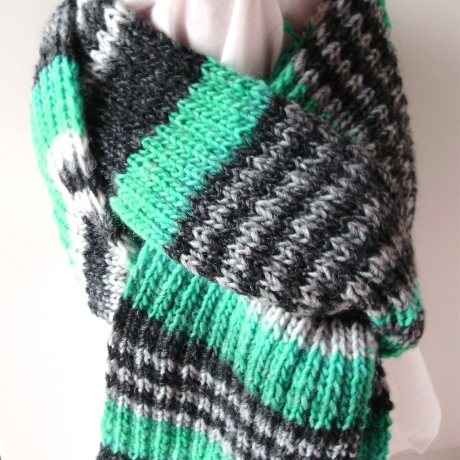 Herrenschal grün-grau-schwarz handgestrickt von Hobbyhaus