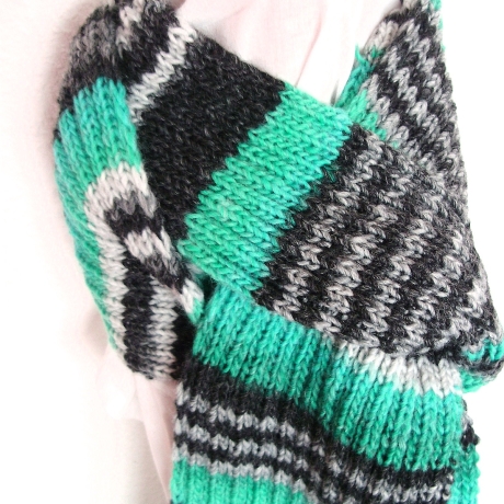 Herrenschal grün-grau-schwarz handgestrickt von Hobbyhaus