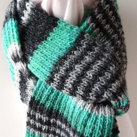 Herrenschal grün-grau-schwarz handgestrickt von Hobbyhaus