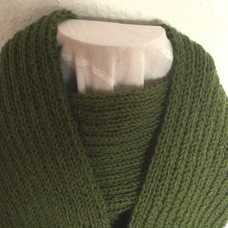 Strickschal Wollschal in olivgrün handgestrickt 