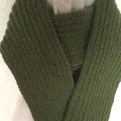 Strickschal Wollschal in olivgrün handgestrickt 