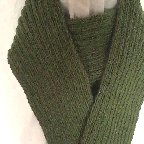 Strickschal Wollschal in olivgrün handgestrickt 