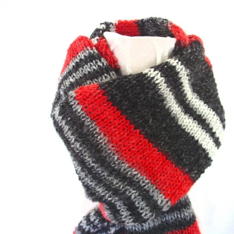 Herrenschal in rot-grau-schwarz handgestrickt von Hobbyhaus
