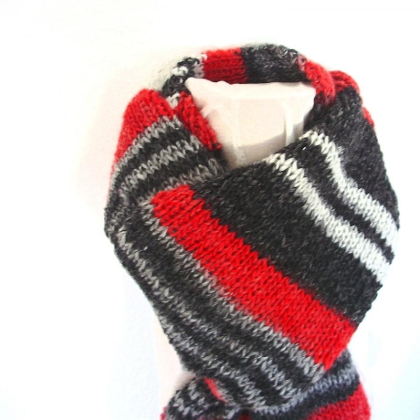 Herrenschal in rot-grau-schwarz handgestrickt von Hobbyhaus