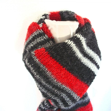 Herrenschal in rot-grau-schwarz handgestrickt von Hobbyhaus