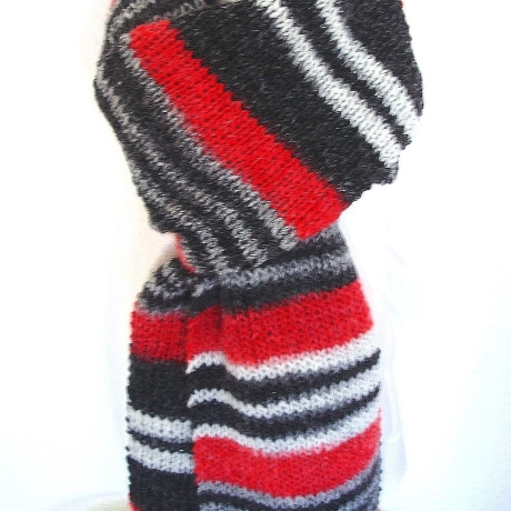 Herrenschal in rot-grau-schwarz handgestrickt von Hobbyhaus