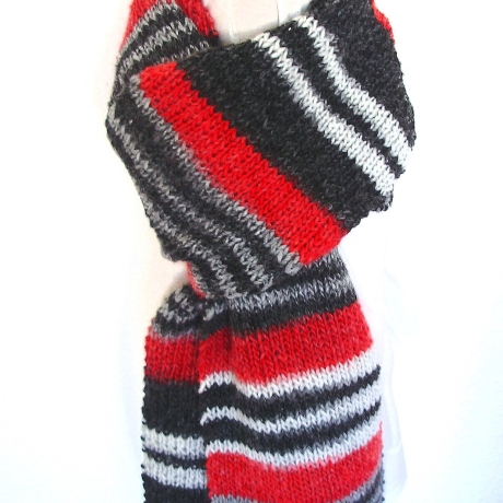 Herrenschal in rot-grau-schwarz handgestrickt von Hobbyhaus