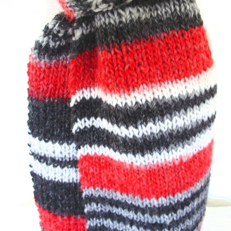 Herrenschal in rot-grau-schwarz handgestrickt von Hobbyhaus