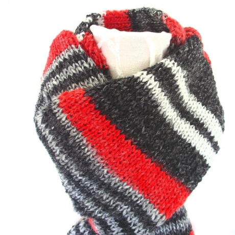 Herrenschal in rot-grau-schwarz handgestrickt von Hobbyhaus
