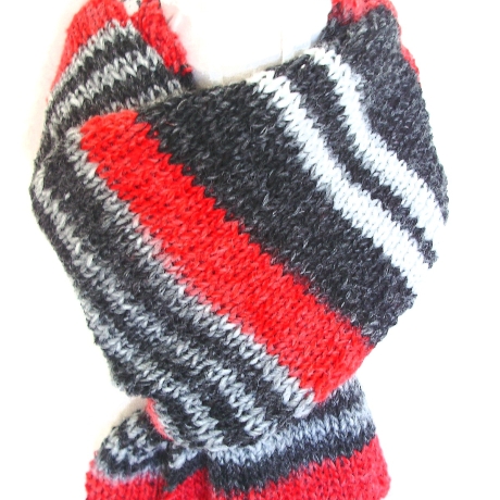 Herrenschal in rot-grau-schwarz handgestrickt von Hobbyhaus