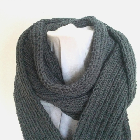 Herrenschal Strickschal in grau handgestrickt von Hobbyhaus