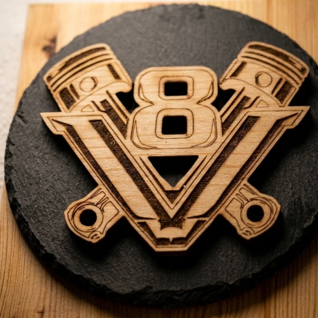Holz-Schlüsselbrett mit V8-Emblem aus Birkenholz – mit Ablage