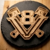 Holz-Schlüsselbrett mit V8-Emblem aus Birkenholz – mit Ablage