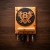 Holz-Schlüsselbrett mit V8-Emblem aus Birkenholz – mit Ablage