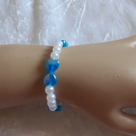 Kinder-Armband Schmuck elastisch Perlen gefädelt Blauen Herzen